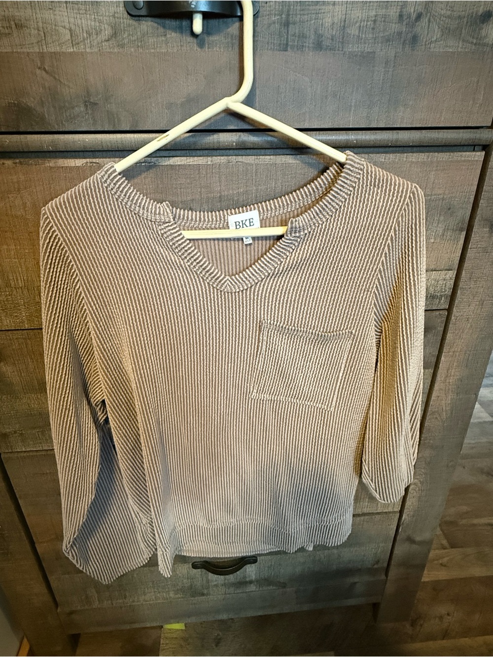 BKE Ribbed V-Neck Pocket Tee in Taupe